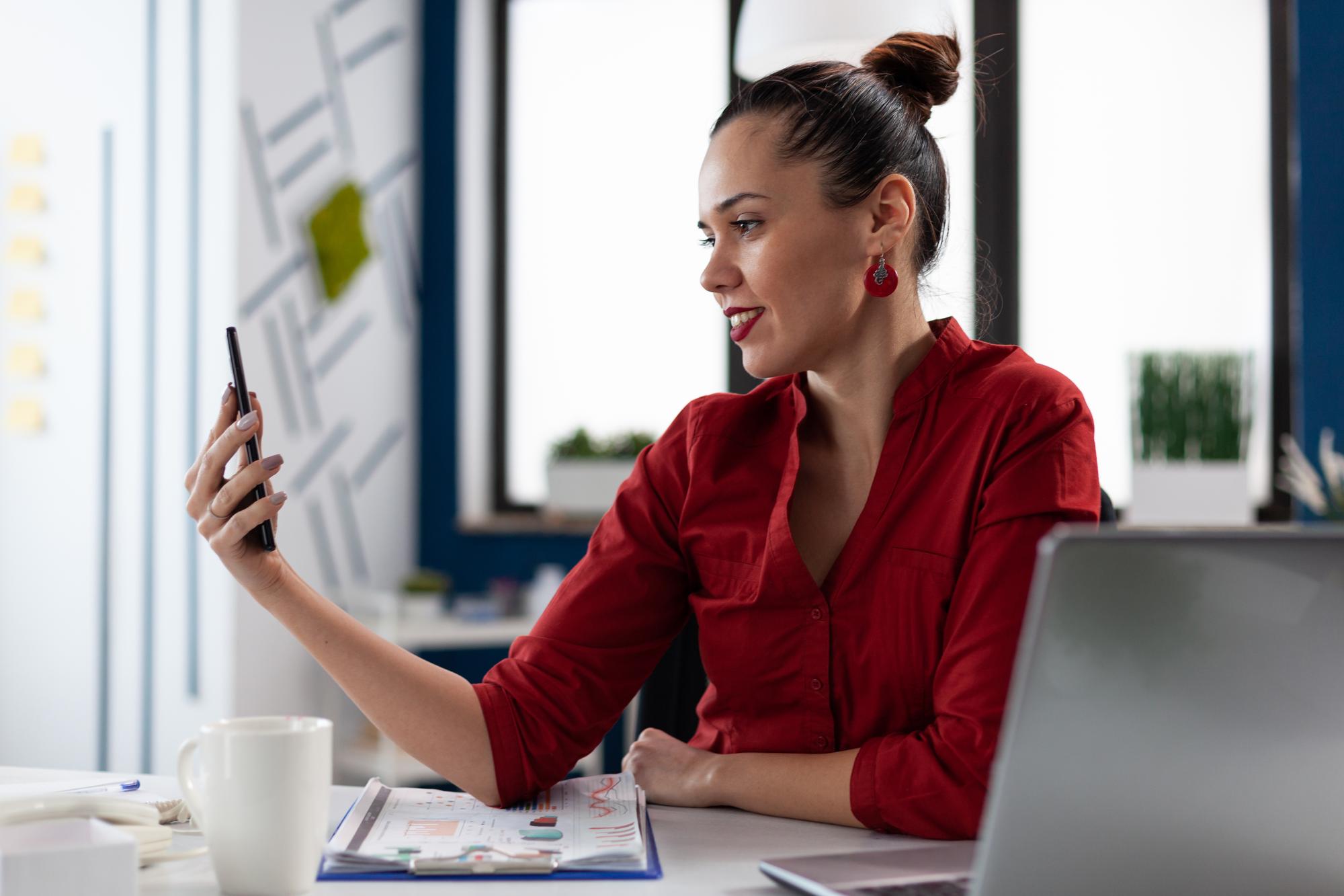 Advogada realizando atendimento online pelo celular