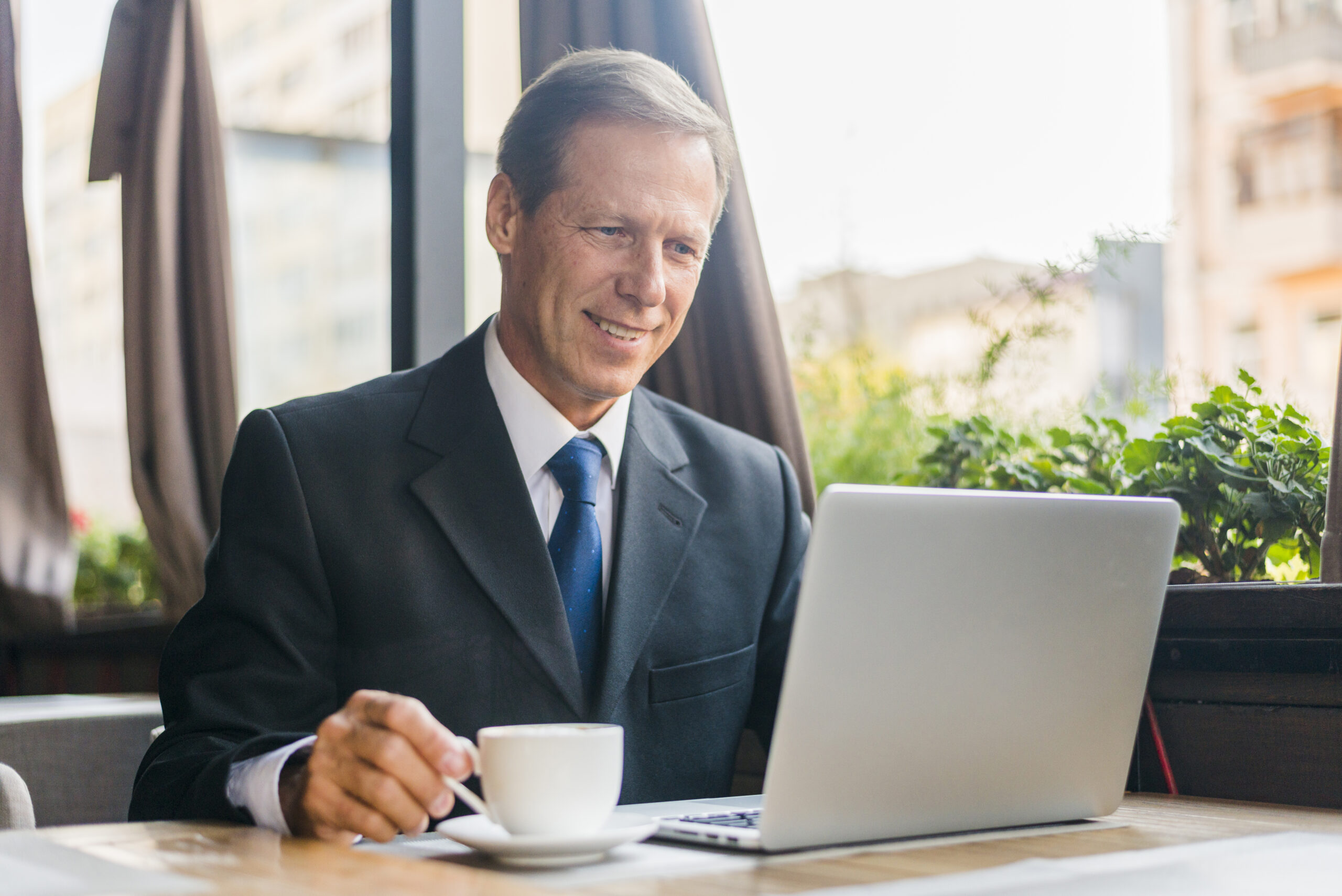 Profissional utilizando certificado digital no computador